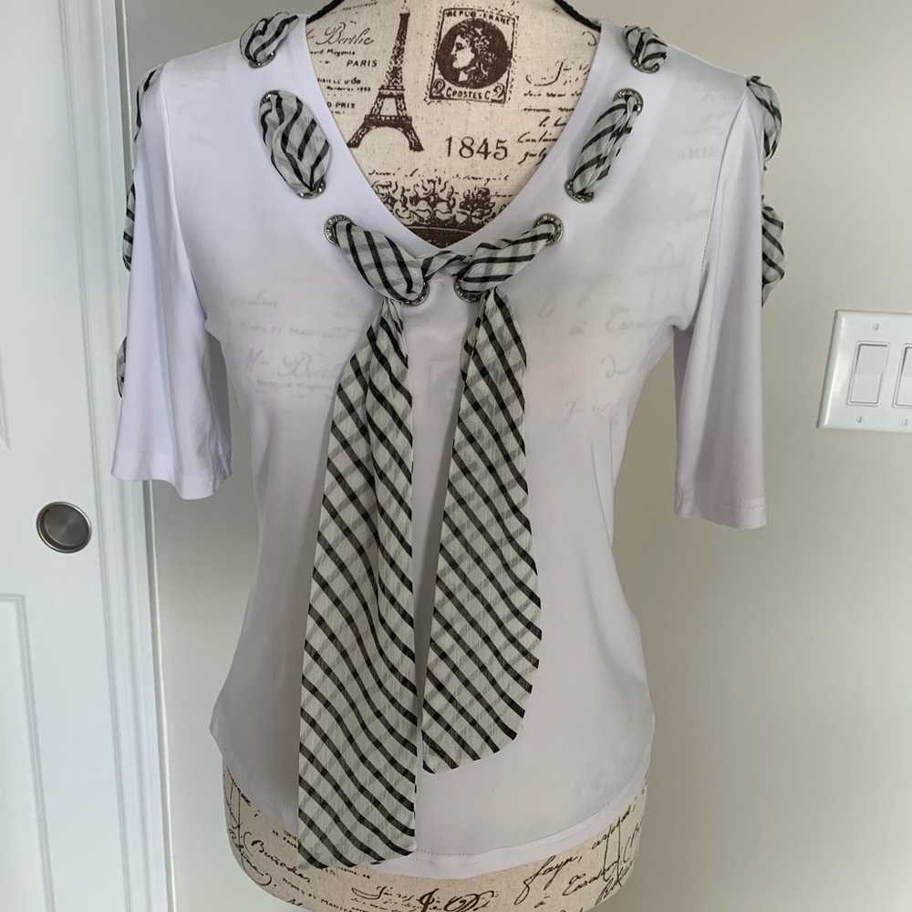 White top with silk detail, small size